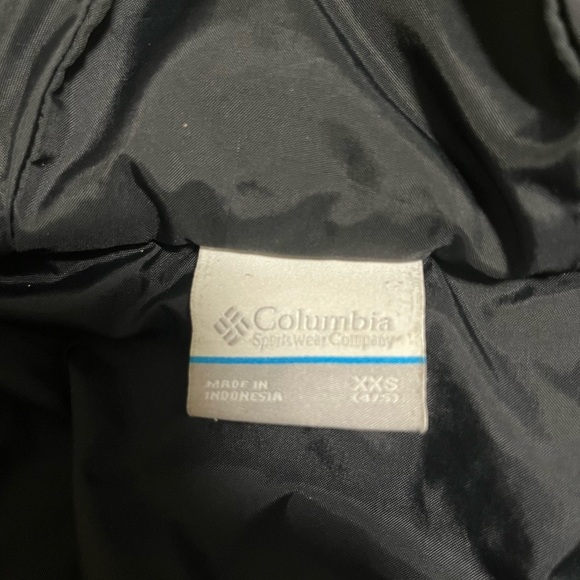 Columbia kids puffer jacket in black. - Picture 5 of 6